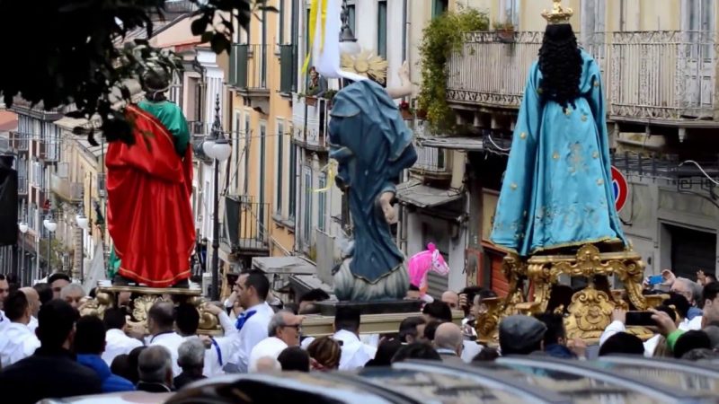 Pasqua, si spezza la statua della Madonna durante la rappresentazione religiosa