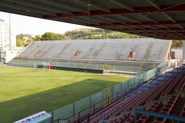 Tenta di entrare nello stadio con botti. Fermato tifoso del Crotone
  