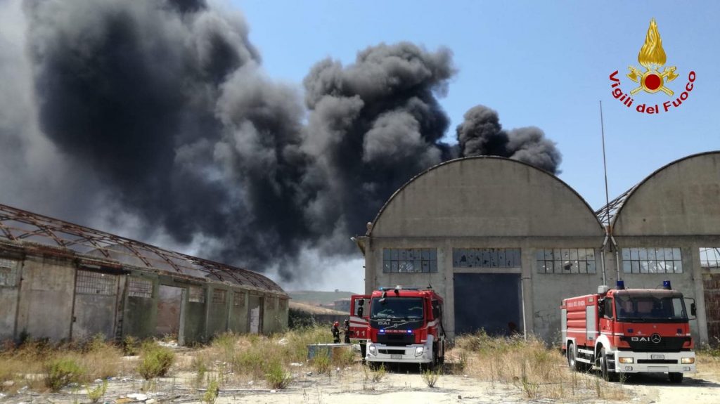 Incendio in una discarica di gomme a Crotone, intervento dei vigili
  