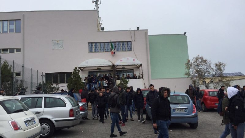 Crotone: gli studenti del nautico abbandonano le aule per il troppo freddo