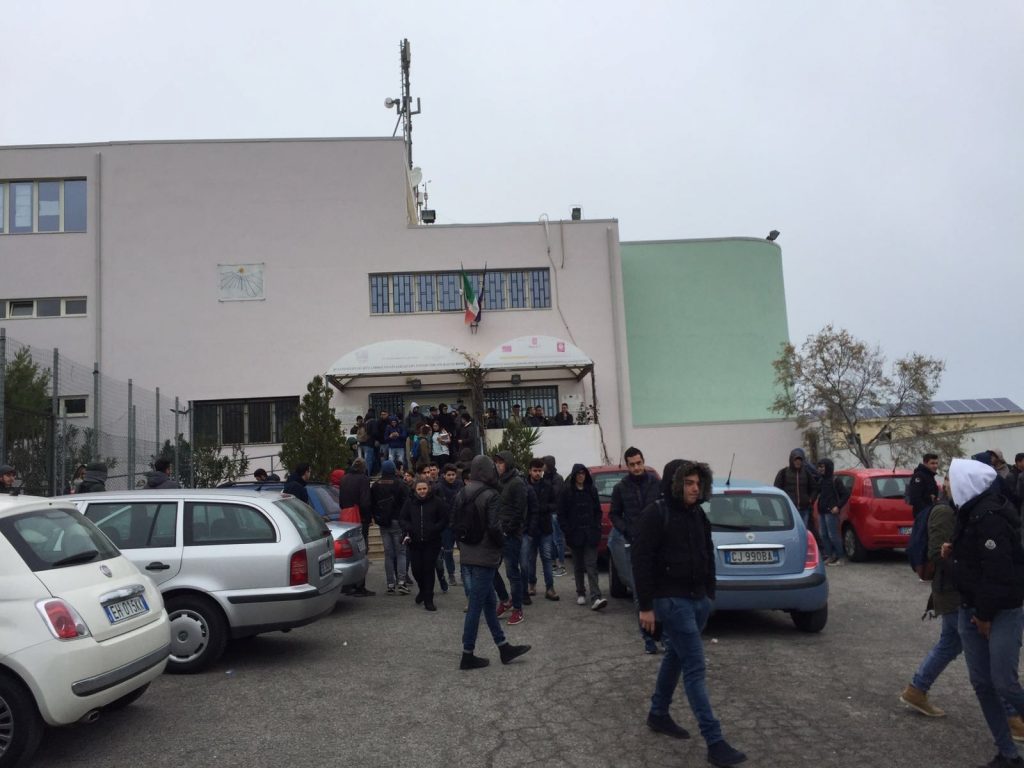 Crotone: gli studenti del nautico abbandonano le aule per il troppo freddo