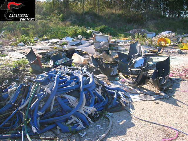 I Carabinieri forestali denunciano un gestore di una carrozzeria per abbandono di rifiuti speciali
  