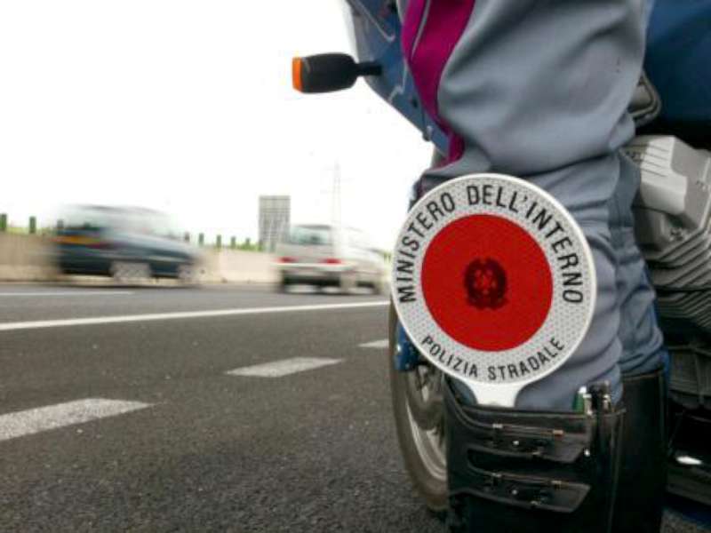 La Polizia Stradale di Crotone ritira 9 patenti di guida