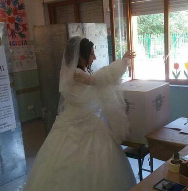 Va a votare in abito bianco nel giorno del suo matrimonio