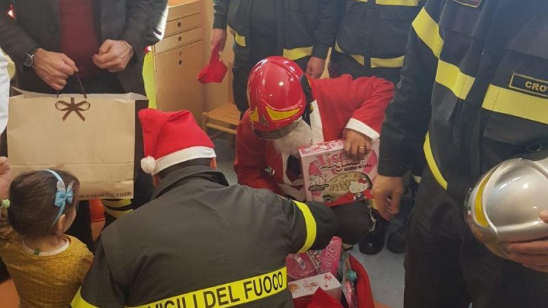 Vigili del fuoco all’ospedale di Crotone per un Natale da supereroi