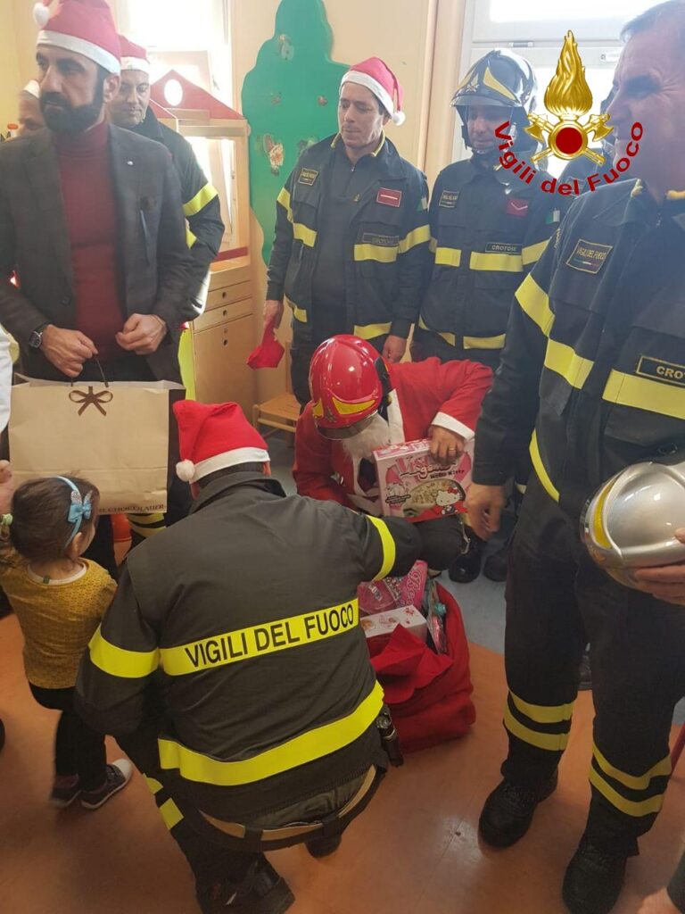Vigili del fuoco all’ospedale di Crotone per un Natale da supereroi