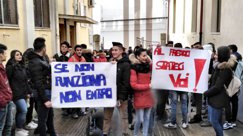 Scuola del legno: aule gelide e studenti in protesta