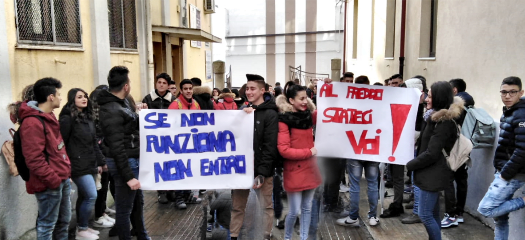 Scuola del legno: aule gelide e studenti in protesta