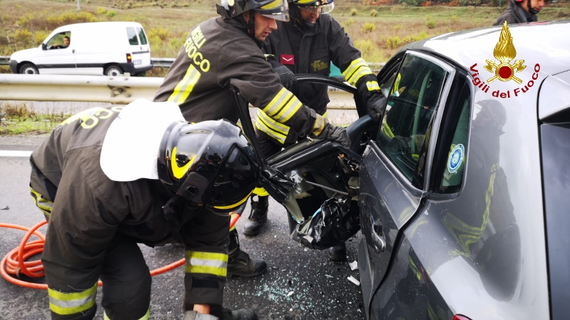 Incidente stradale, intervento dei vigili