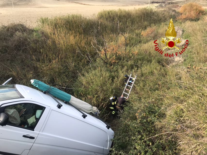 Incidente stradale sulla provinciale che porta da Roccabernarda a Cutro, intervento dei vigili