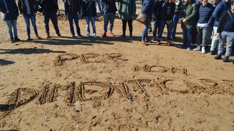 GLI STUDENTI AFFIDANO AL MARE LE PROPRIE RIFLESSIONI PER NON DIMENTICARE