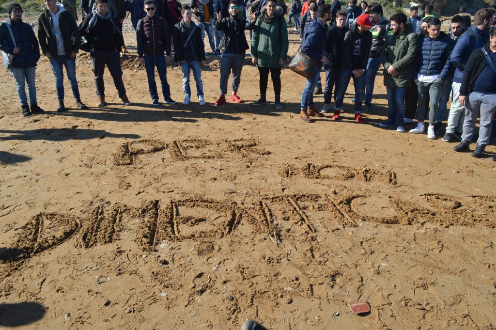 GLI STUDENTI AFFIDANO AL MARE LE PROPRIE RIFLESSIONI PER NON DIMENTICARE