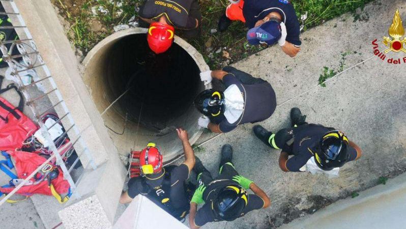 I Vigili del fuoco di Cirò Marina salvano un uomo caduto in un pozzo