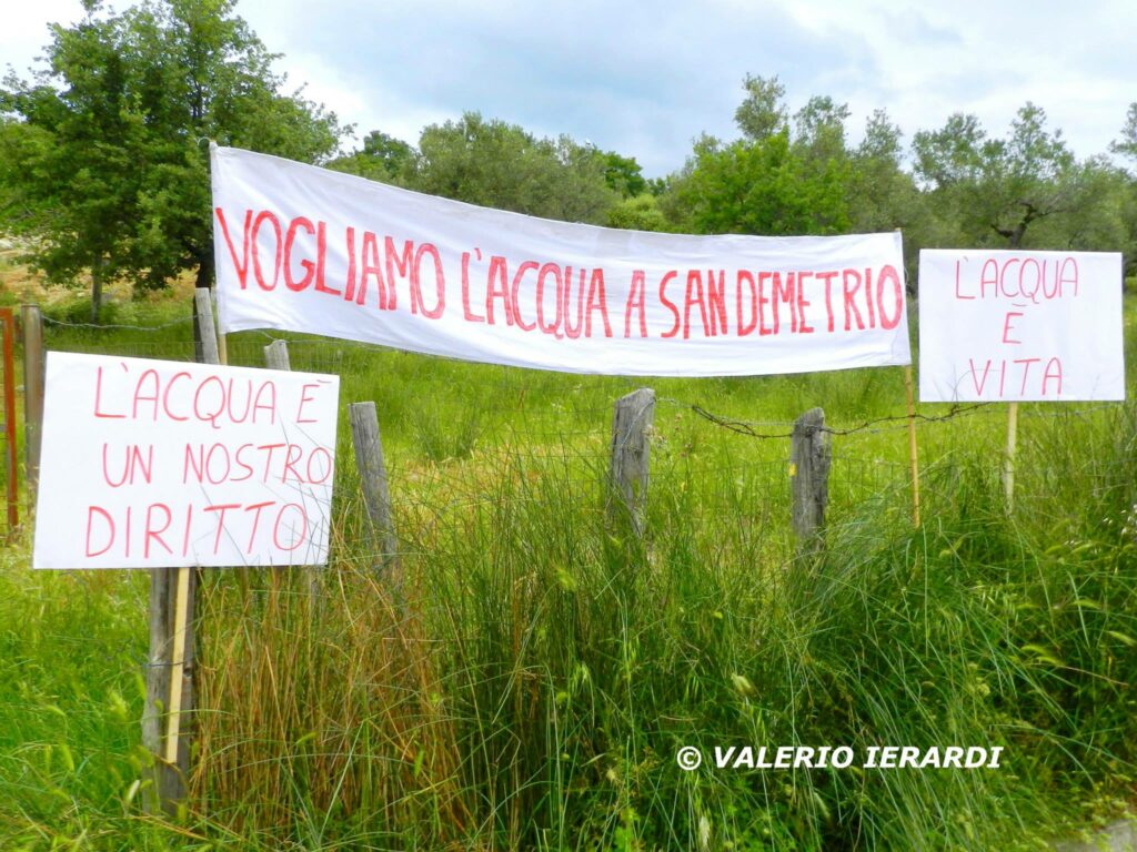 La manifestazione di protesta a San Demetrio continua per il secondo giorno consecutivo
  