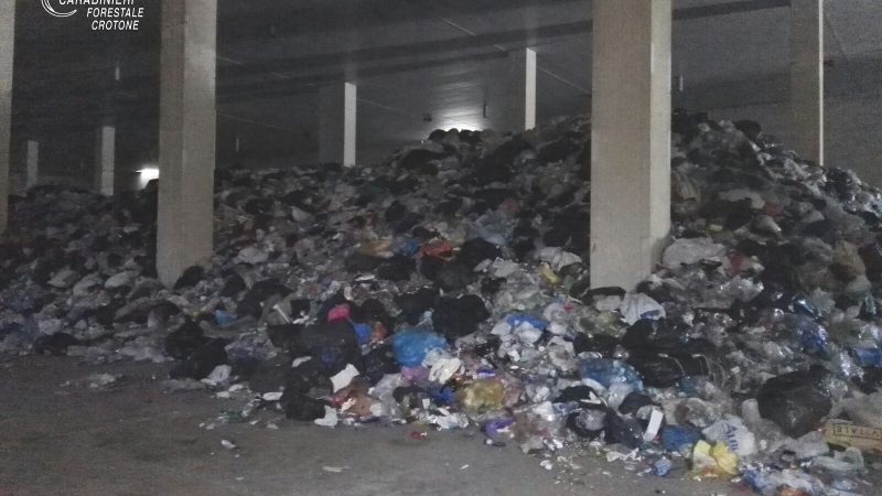 Scoperto a Crotone un deposito di rifiuti non autorizzato