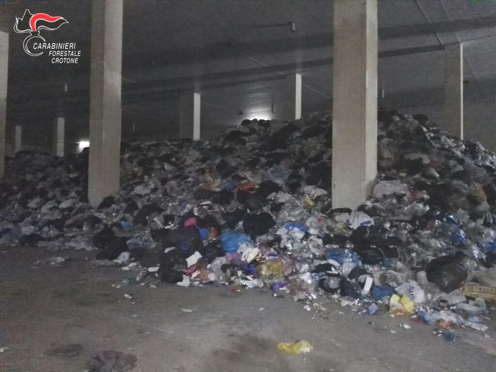 Scoperto a Crotone un deposito di rifiuti non autorizzato
  