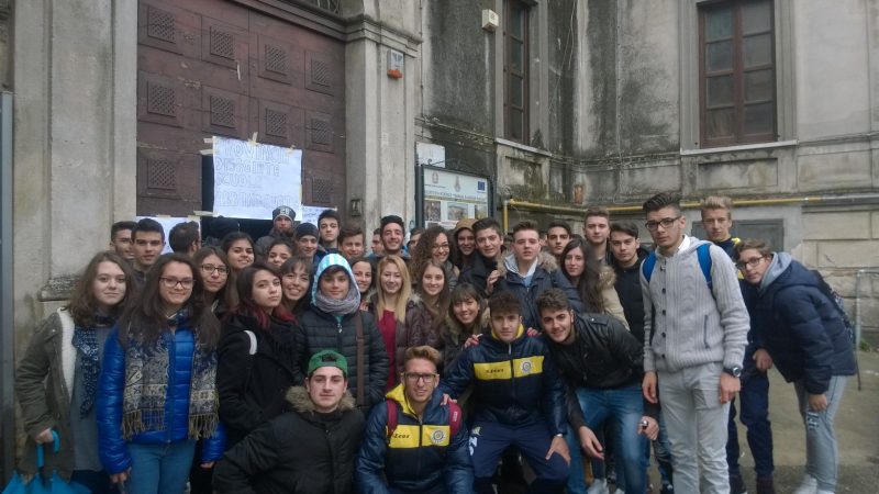 È protesta fuori dal liceo: gli studenti manifestano per un loro diritto