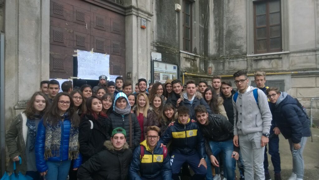È protesta fuori dal liceo: gli studenti manifestano per un loro diritto
  
