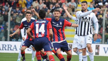 Non si arresta la scalata del Crotone alla serie A
  