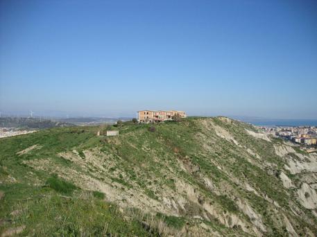 Sequestrati capannoni abusivi su una collina a Crotone
  