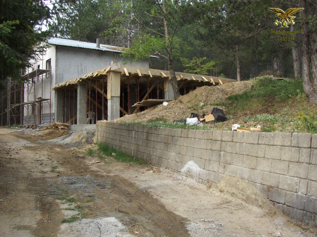 SEQUESTRATA COSTRUZIONE ABUSIVA SU TERRENO COMUNALE A PETILIA