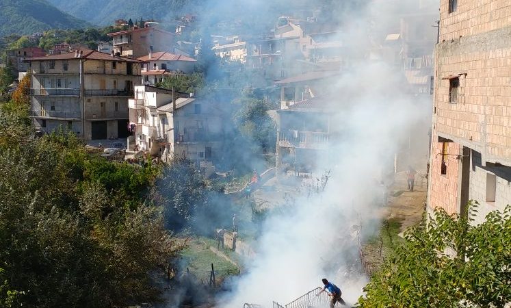 Incendio in una scarpata in via Chiatri