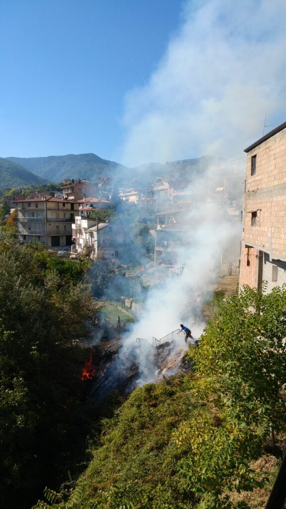 Incendio in una scarpata in via Chiatri
  