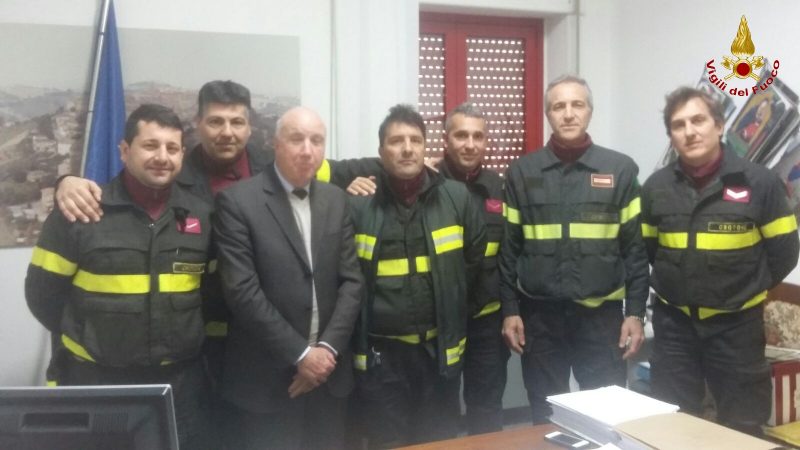 Il comando provinciale dei Vigili del fuoco di Crotone hanno ricevuto una targa dal Comune di Falerone