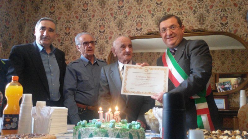 Salvatore Belcastro di 105 anni all’inaugurazione del monumento per Mamma Giuseppina