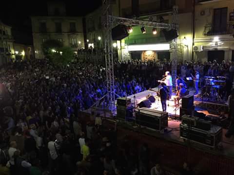 Piazza Filottete gremita di petilini per il concerto di Santino Cardamone
  