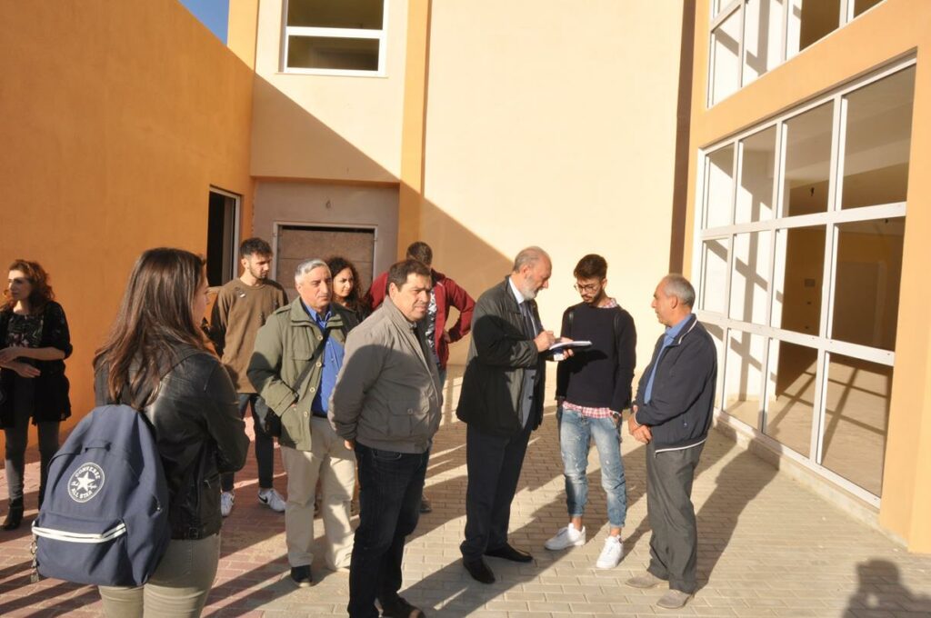 Comitato per la nuova sede del liceo scientifico di Petilia oggi davanti ai microfoni del Tg3
  