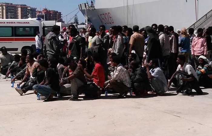 Sbarcati 1144 migranti a Crotone