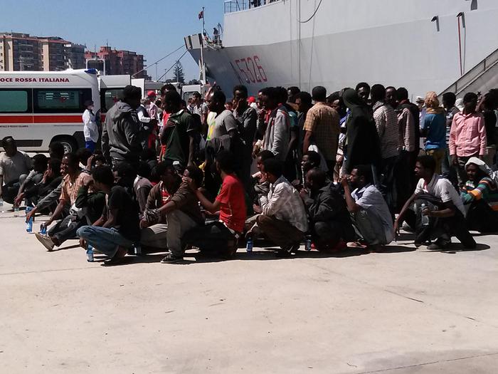 Sbarcati 1144 migranti a Crotone