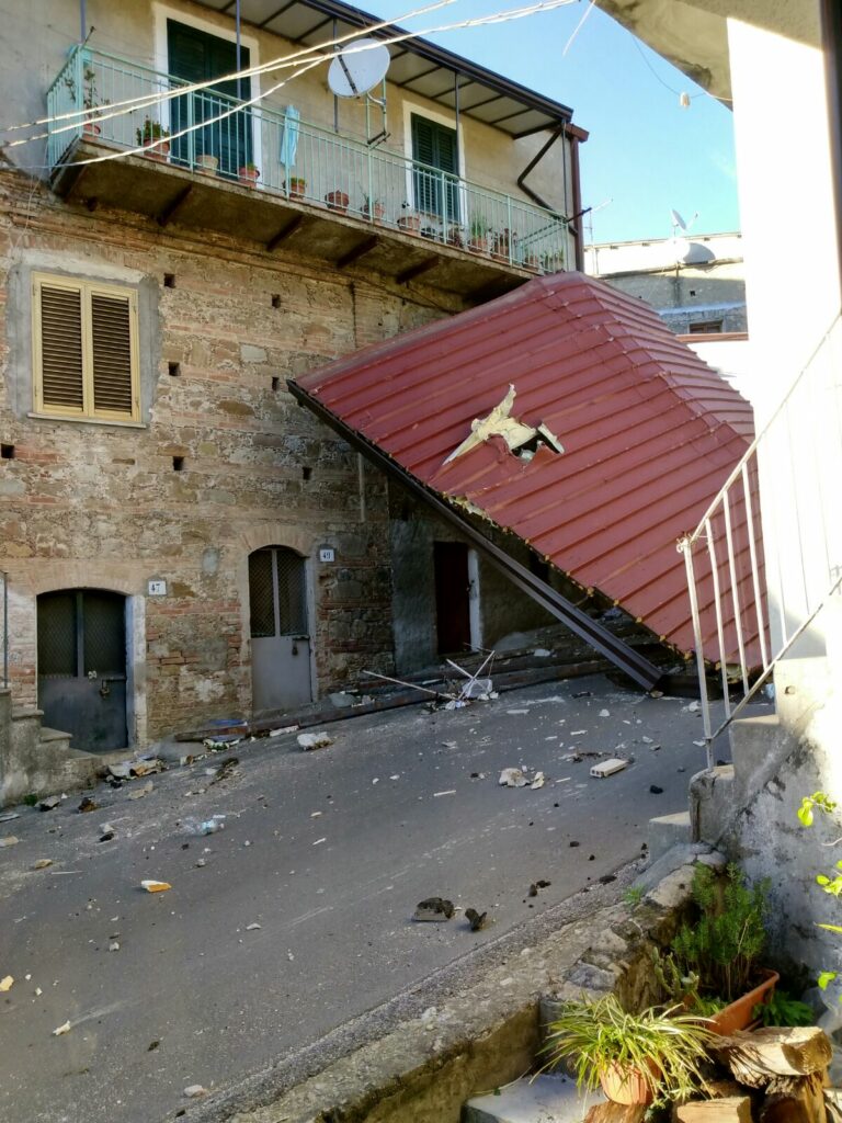 Ancora danni dovuti al forte vento, domani scuole chiuse
  