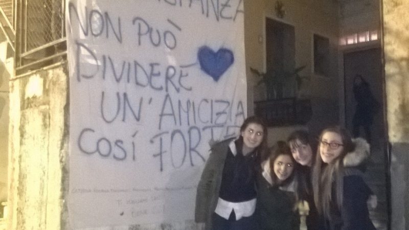 Gli adolescenti di Petilia manifestano affetto ad una loro amica