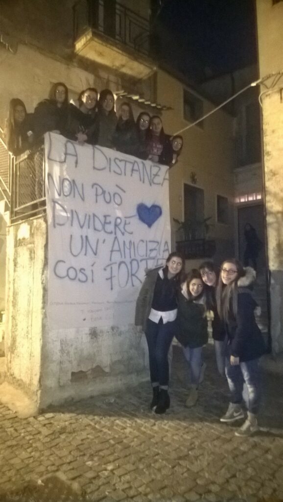 Gli adolescenti di Petilia manifestano affetto ad una loro amica