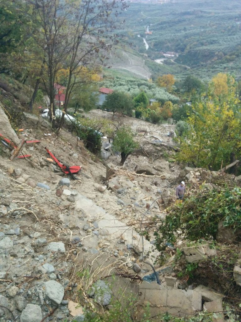 Allarme rosso per tutta la notte nella provincia di Crotone e Petilia Policastro si sgretola sotto l’ acqua