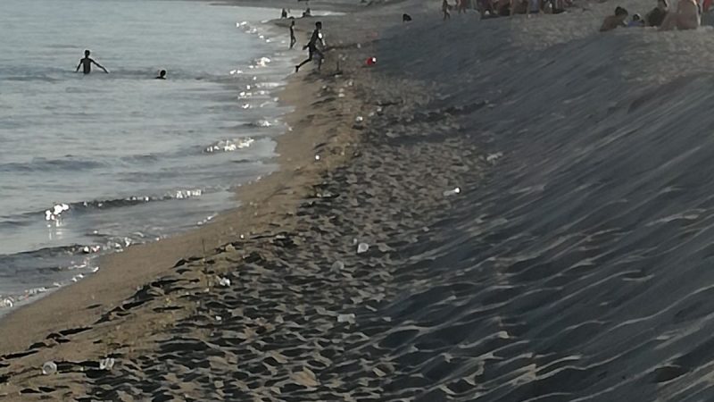 Strano accumulo di rifiuti in spiaggia