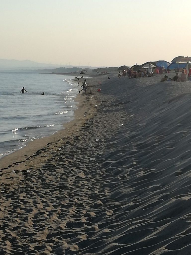 Strano accumulo di rifiuti in spiaggia
  