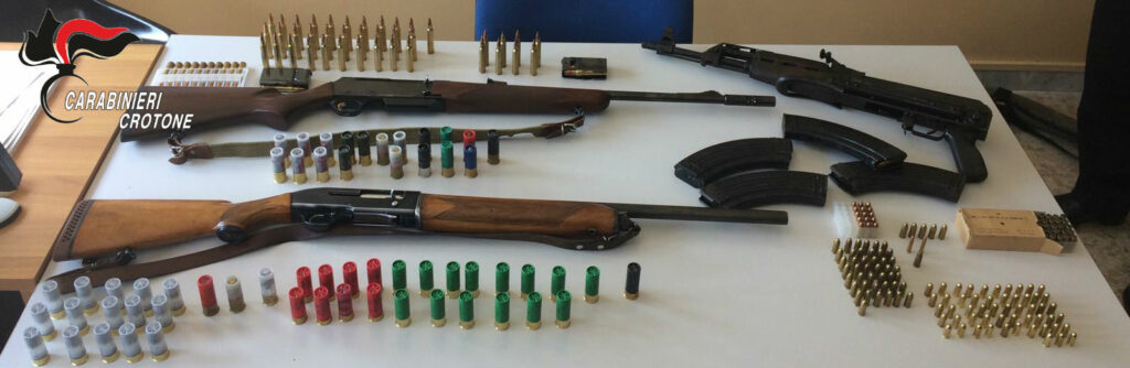 Arsenale a Crucoli, indagano i Carabinieri di Cirò Marina