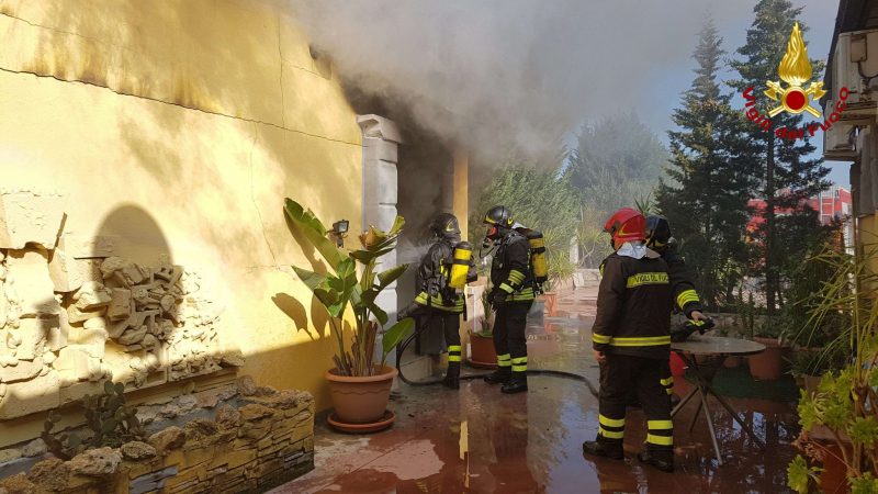 Incendio in un’abitazione a Crotone