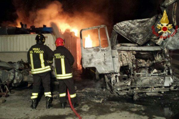 Caccuri, in fiamme struttura per autodemolizioni
  