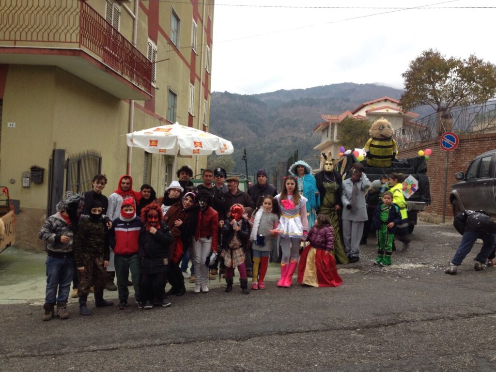 Maschere e colori per le vie di Camellino