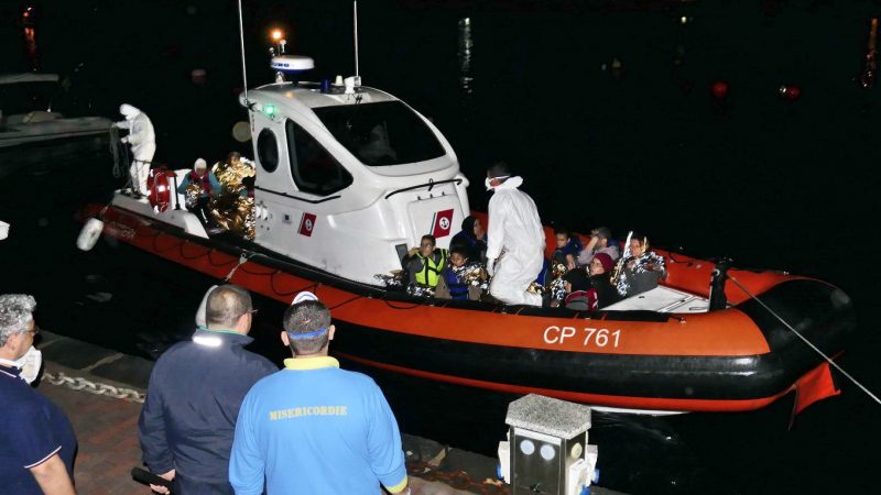 SOCCORSO YACHT INCAGLIATO A CAPO COLONNA CON 148 MIGRANTI IRREGOLARI A BORDO