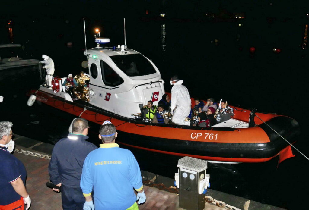 SOCCORSO YACHT INCAGLIATO A CAPO COLONNA CON 148 MIGRANTI IRREGOLARI A BORDO
