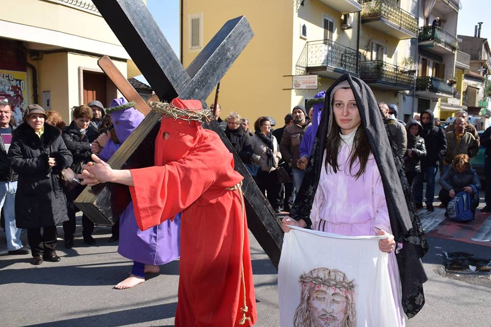 Al via a Petilia i preparativi della processione del Calvario
  