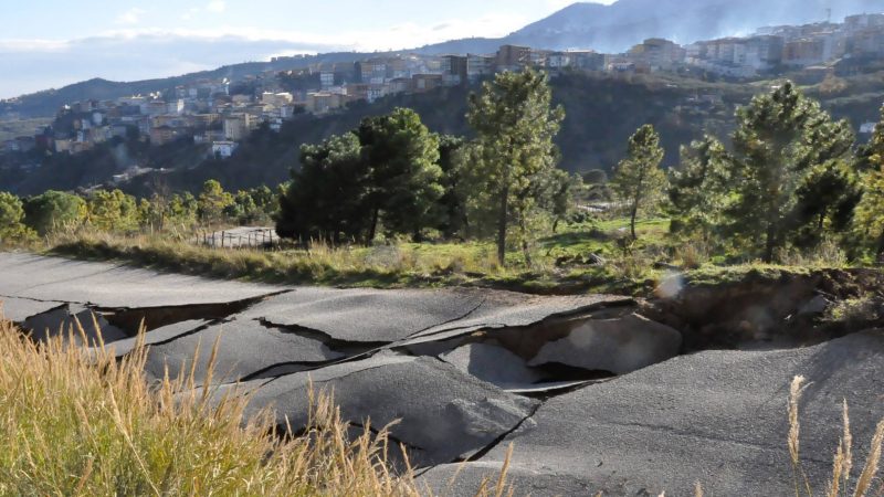 L’Italia frana, la Calabria…uno sfasciume pendulo sul mare