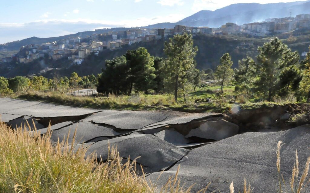 L’Italia frana, la Calabria…uno sfasciume pendulo sul mare