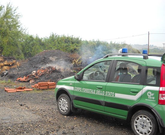 DENUNCIATO OPERAIO INTENTO A BRUCIARE UN CUMULO DI RIFIUTI