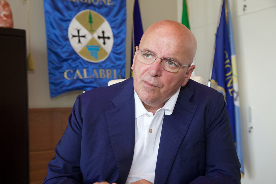 Sistema aeroportuale: Oliverio chiede un confronto con i vertici Sacal e i sindaci di Crotone e Reggio